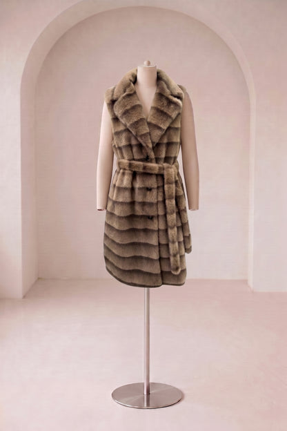 Bella - Lang faux fur vest - Taupe; Fra webshoppen Defend Dreams