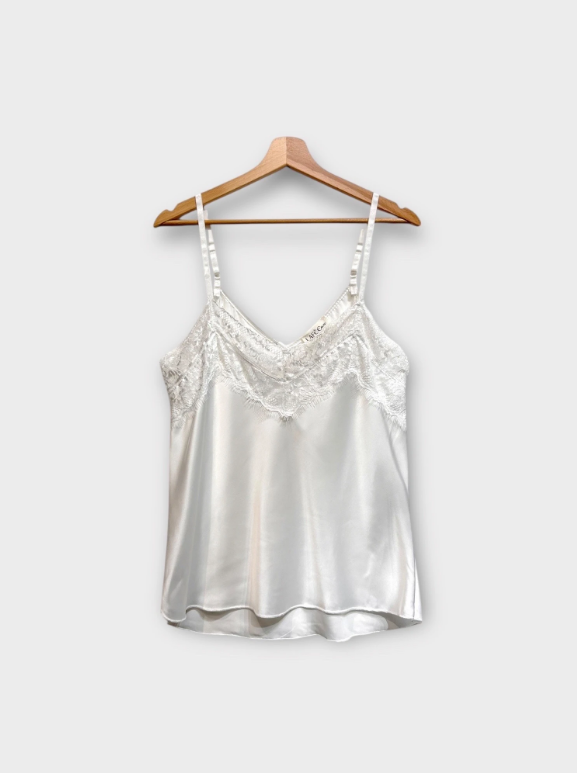 Thea - Satin blonde top - Hvid; fra webshoppen Defend Dreams