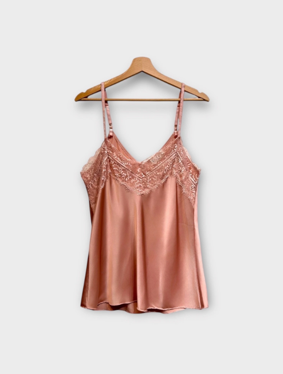 Thea - Satin blonde top - Rosa; fra webshoppen Defend Dreams