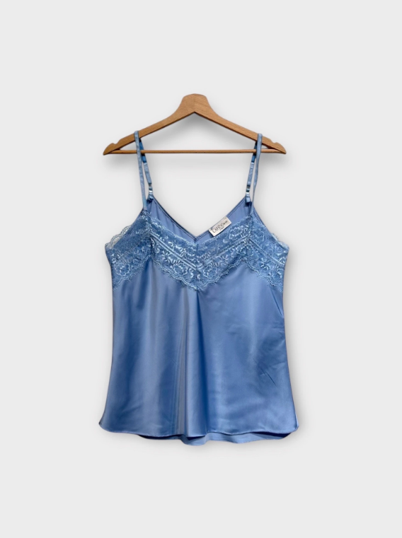 Thea - Satin blonde top - Blå; fra webshoppen Defend Dreams