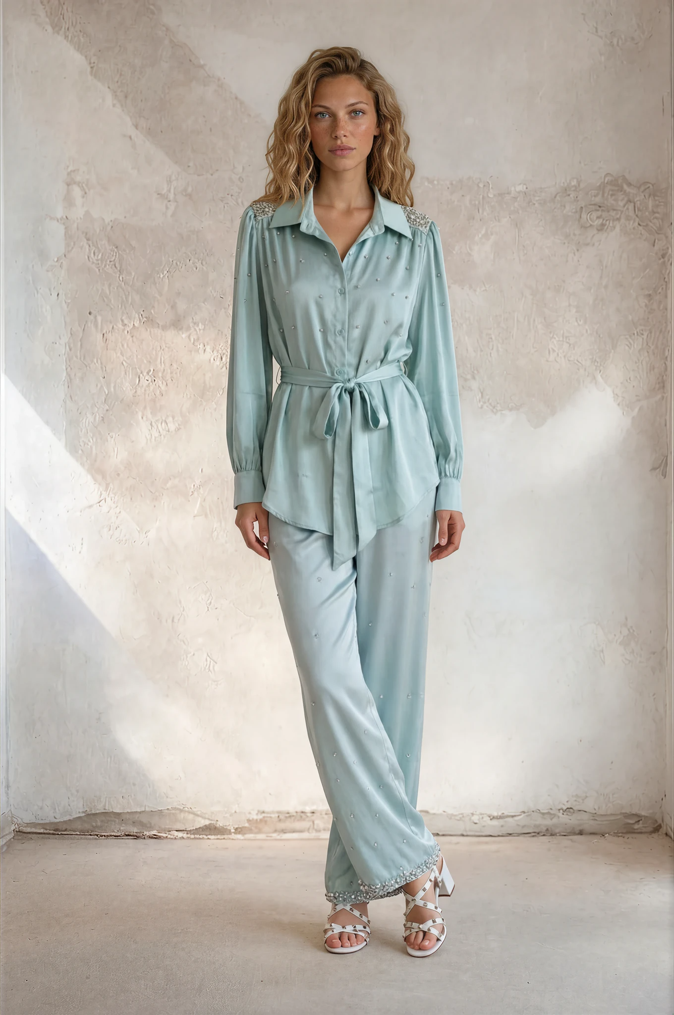 Julia - Satin skjorte med sten - Turkis; Fra webshoppen Defend Dreams
