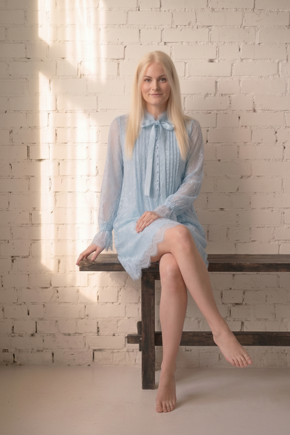 Leonora - Kort blonde kjole - Blå; fra webshoppen Defend Dreams