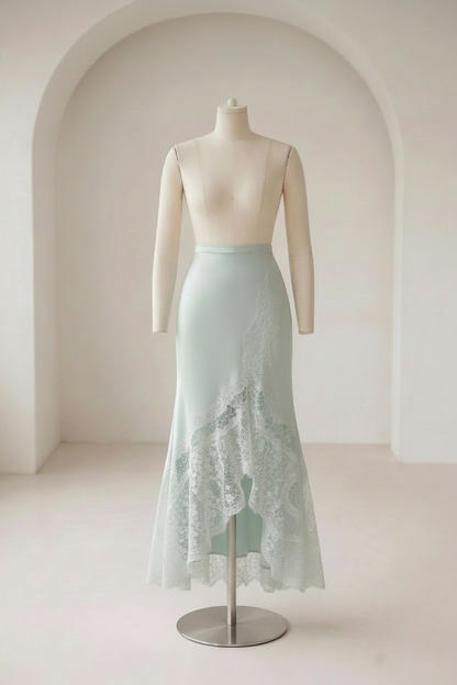 Mina - Lang nederdel med blonde; fra webshoppen Defend Dreams