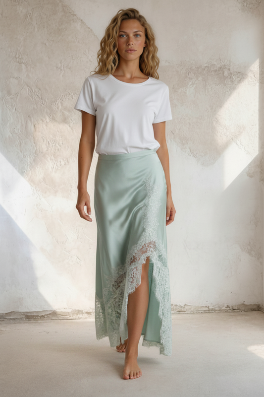 Mina - Lang nederdel med blonde; fra webshoppen Defend Dreams