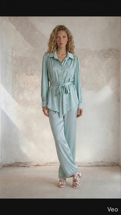 Julia - Satin skjorte med sten - Turkis; Fra webshoppen Defend Dreams