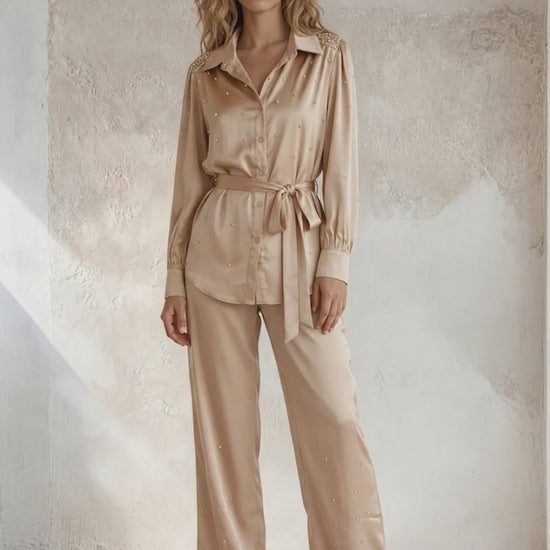 Julia - Satin skjorte med sten - Champagne; fra webshoppen Defend Dreams