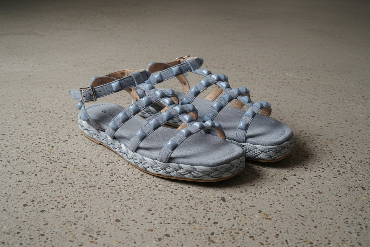 Celeste - Flettet sandal med nitter; fra webshoppen Defend Dreams