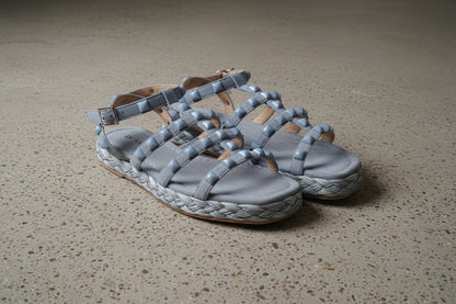 Celeste - Flettet sandal med nitter; fra webshoppen Defend Dreams