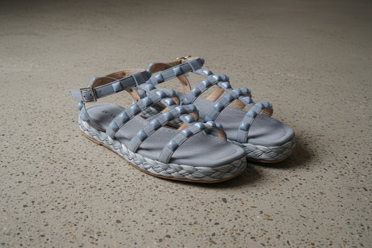 Celeste - Flettet sandal med nitter; fra webshoppen Defend Dreams