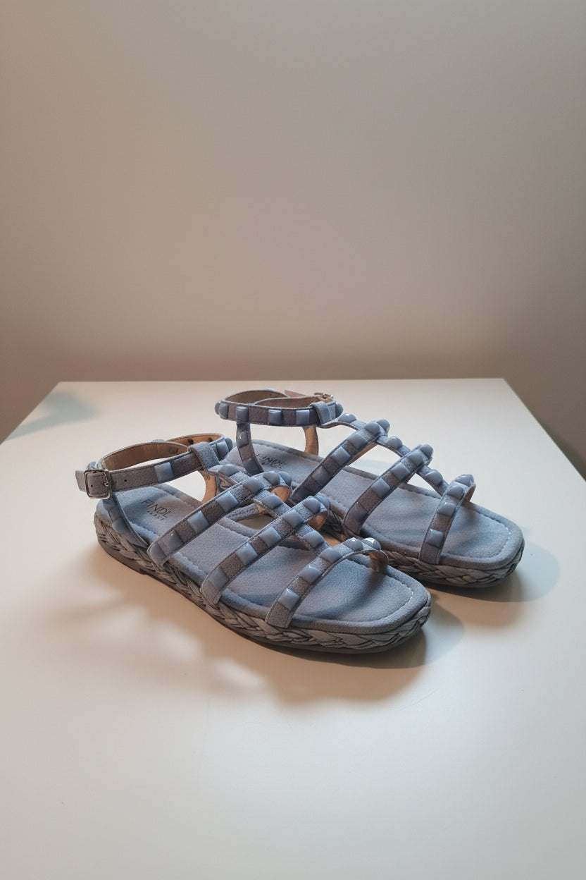 Celeste - Flettet sandal med nitter; fra webshoppen Defend Dreams