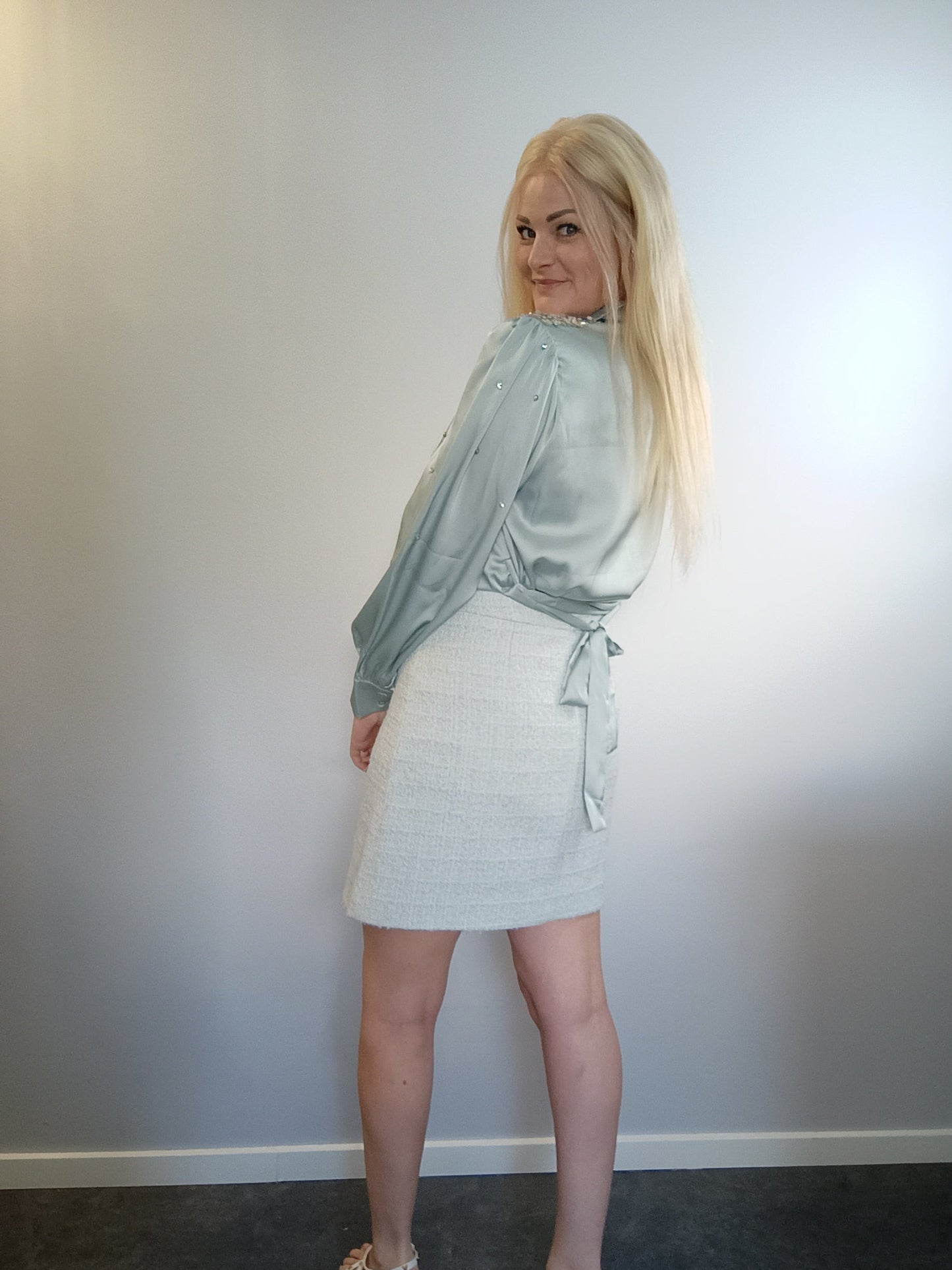 Julia - Satin skjorte med sten - Turkis; Fra webshoppen Defend Dreams