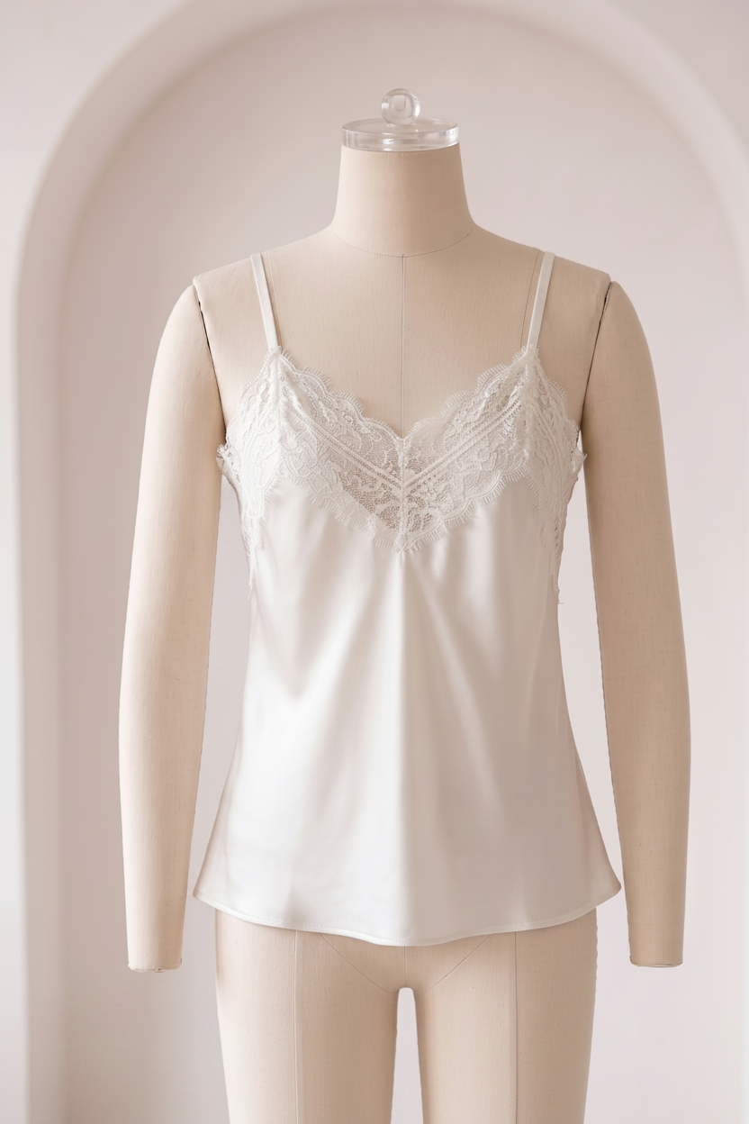 Thea - Satin blonde top - Hvid; fra webshoppen Defend Dreams
