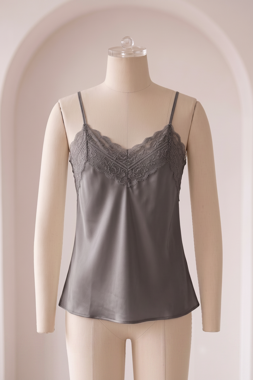 Thea - Satin blonde top - Grå; fra webshoppen Defend Dreams